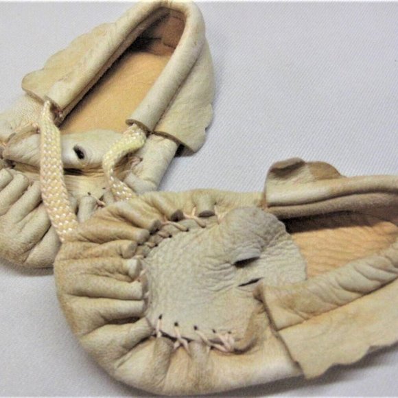 Vintage BABY CLOTHES & MOCCASINS Leather Moccasins Old Moccasins Baby Moccasins - Picture 2 of 10